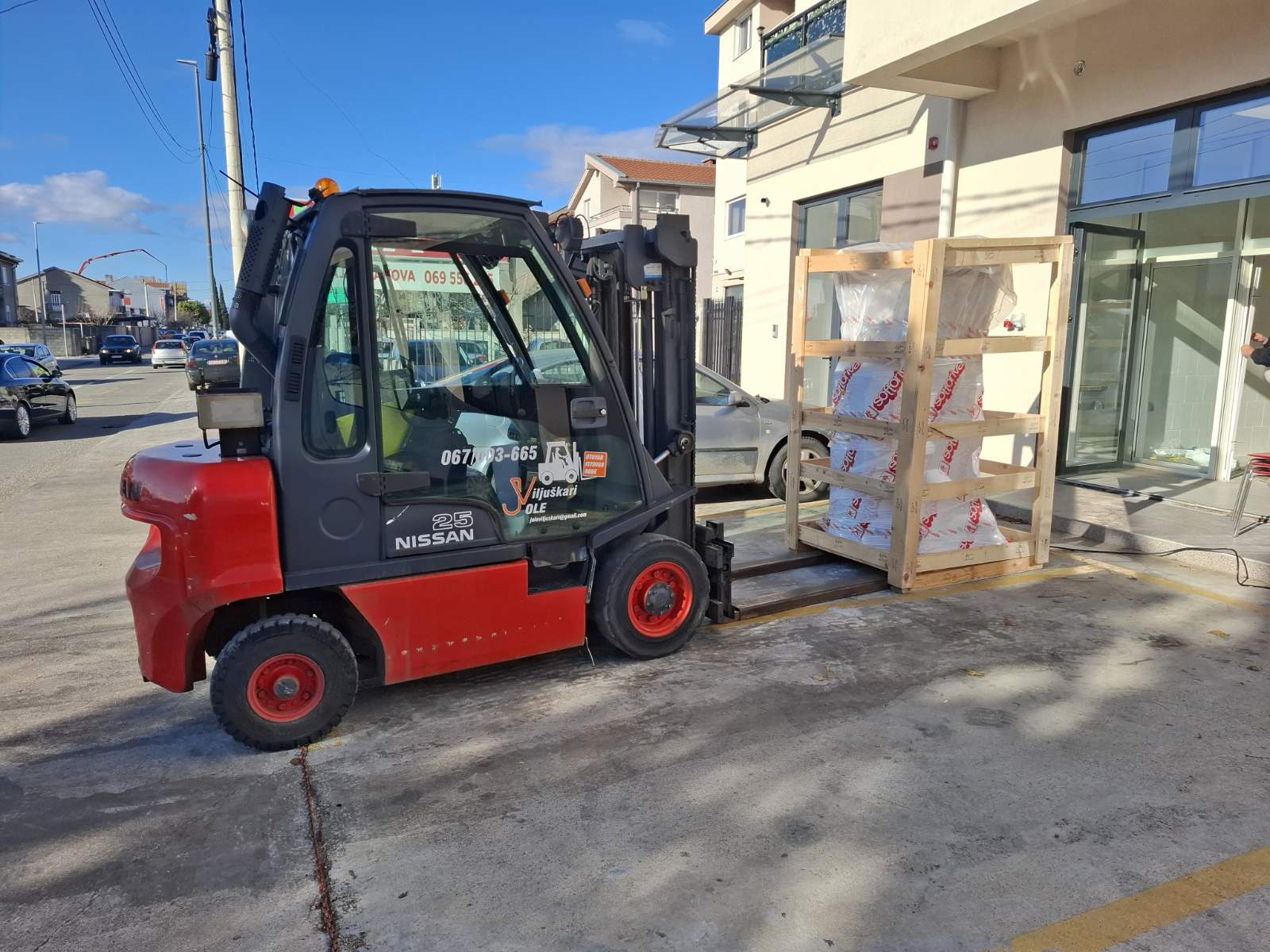 Utovar i istovar viljuškarom, iznajmljivanje viljuškara, platforme – Podgorica, Budva, Tivat, Bar, Kotor, Herceg Novi – Crna Gora21321